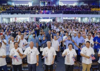 ISMAIL Sabri Yaakob (tengah) dan Menteri Pembangunan Luar Bandar, Datuk Seri Mahdzir Khalid (tiga dari kiri) bergambar bersama para pelajar ketika hadir pada program Aspirasi Kecemerlangan Keluarga Malaysia di Institut Jerman-Malaysia (GMI), Bandar Baru Bangi, hari ini. - FOTO/FARIZ RUSADIO