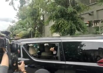 MUHYIDDIN Yassin menunjukkan isyarat bagus ketika pengamal media cuba mendapatkan ulasan beliau semasa tiba di kediamannya di Damansara selepas selesai menghadap Yang di-Pertuan Agong.