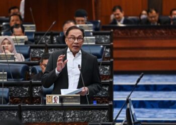 ANWAR Ibrahim ketika membentangkan peruntukan khas (bajet mini) sempena Mesyuarat Pertama Penggal Pertama Parlimen ke-15 Dewan Rakyat di Bangunan Parlimen, Kuala Lumpur, hari ini. - FOTO/IHSAN JABATAN PENERANGAN MALAYSIA