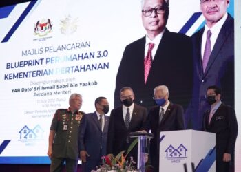 ISMAIL Sabri Yaakob (dua dari kanan)  diiringi Hishammuddin Tun Hussein (tengah) menyempurnakan gimik pelancaran Blueprint Perumahan 3.0 Kementerian Pertahanan di Kuala Lumpur, hari ini. - UTUSAN/MOHD FARIZWAN HASBULLAH