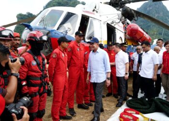 ANWAR Ibrahim (tengah) beramah mesra dengan anggota Unit Udara JBPM pada perasmian Balai Bomba dan Penyelamat Tambun  di Ipoh hari ini. - UTUSAN/ZULFACHRI ZULKIFLI