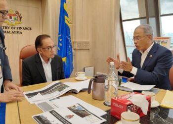 ANWAR IBRAHIM mengadakan perbincangan  Dewan Bandaraya Kuala Lumpur (DBKL) bersama dengan Datuk Bandar Kuala Lumpur  Datuk Seri  Mahadi Che Ngah dan Pengarah Eksekutif (Pembangunan Sosioekonomi) di Kementerian Kewangan.