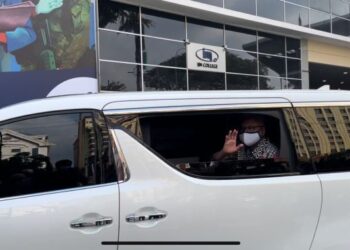 ISMAIL Sabri Yaakob ketika tiba di IJN kira-kira pukul 5.35 petang tadi. - FOTO/AFIQ RAZALI