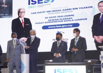 ISMAIL Sabri Yaakob (tengah) merasmikan ISES ke-5 2022 diiringi oleh (dari cdari kiri) Ketua Setiausaha Kementerian Tenaga dan Sumber Asli, Datuk Haji Rosli Isa; Menteri Tenaga dan Sumber Asli, Datuk Seri Takiyuddin Hassan; Timbalan Menteri Tenaga dan Sumber Asli, Datuk Ali Biju dan Ketua Pengarah Internantional Renewable Energy Agency, Francesco La Camera di KLCC hari ini. - FOTO/AMIR KHALID