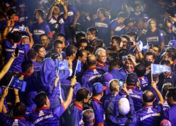 ISMAIL Sabri Yaakob bersama Pengerusi Barisan Nasional, Datuk Seri Ahmad Zahid Hamidi hadir pada Majlis Pelancaran Jentera Pemuda Barisan Nasional (BN) 'Bangkit Kembali' di Stadium Tititwangsa, Kuala Lumpur, hari ini. -UTUSAN/AFIQ RAZALI