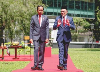 DALAM pertemuan empat mata antara Anwar Ibrahim dan Joko Widodo (kiri), enam perkara digariskan untuk  melangkah ke era baharu hubungan dua hala Malaysia-Indonesia. –PEJABAT PERDANA MENTERI