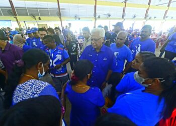 ISMAIL SABRI Yaakob bersalam dengan orang ramai dalam majlis ramah mesra bersama penduduk Kampung Mengkarak Stesen di Dewan Mengkarak Stesen di Bera, Pahang, semalam. - UTUSAN/SHAIKH AHMAD RAZIF