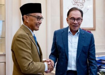 ANWAR Ibrahim menerima kunjungan Mohd Shukri Ramli di Kementerian Kewangan, Putrajaya. - IHSAN PEJABAT PERDANA MENTERI