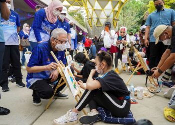 ISMAIL Sabri Yaakob diiringi Menteri Pembangunan Wanita, Keluarga dan Masyarakat, Datuk Seri Rina Mohd. Harun beramah mesra bersama seorang kanak-kanak yang melakukan aktiviti mewarna selepas melancarkan sambutan Bulan Keluarga Malaysia di Taman Botani Perdana, Kuala Lumpur. – UTUSAN/SHIDDIEQIIN ZON