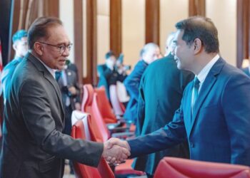 ANWAR Ibrahim sudah pasti menaruh keyakinan tinggi terhadap kemampuan Mohd. Rafizi Ramli untuk membantu menggemilangkan semula ekonomi negara. – PEJABAT PERDANA MENTERI