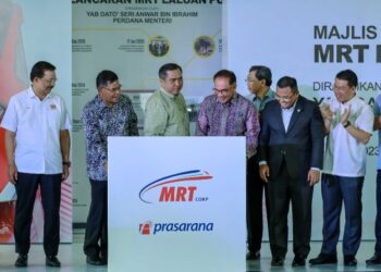 ANWAR Ibrahim bersama Anthony Loke Siew Fook (empat dari kiri) melakukan gimik pelancaran MRT Laluan Putrajaya di Putrajaya hari ini. - FOTO/FARIZ RUSADIO