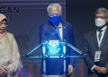 ISMAIL Sabri Yaakob (tengah) melakukan gimik perasmian Ekspo dan Sidang Kemuncak Agrikomoditi Antarabangsa Malaysia 2022 (Miaces) di MITEC, Kuala Lumpur, hari ini.
Turut sama, Menteri Perusahaan Perladangan dan Komoditi, Datuk Zuraida Kamaruddin (kiri). - FOTO/FARIZ RUSADIO