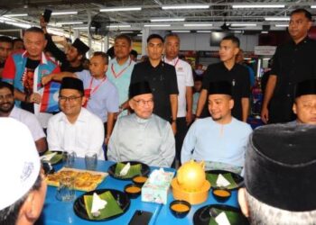 ANWAR Ibrahim dan Onn Hafiz Ghazi menjamu selera bersama-sama orang ramai di Restoran Murtabak Azo, Kampung Melayu Majidee, Johor Bahru. - FOTO/RAJA JAAFAR ALI