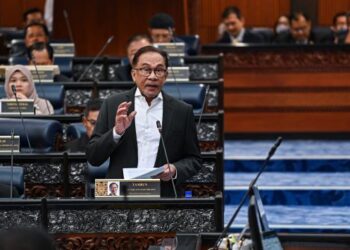 ANWAR Ibrahim ketika menjawab soalan tambahan berkaitan isu cukai di Dewan Rakyat hari ini.