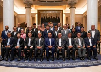 MENJELANG 100 hari pentadbiran Anwar Ibrahim (duduk. tengah) dan kerajaan perpaduan, banyak kaji selidik dilakukan ke atas prestasi Perdana Menteri dan menteri-menteri Kabinet. – PEJABAT PERDANA MENTERI