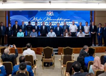 PERDANA Menteri, Datuk Seri Anwar Ibrahim (tengah) ketika Majlis Perjanjian Persefahaman Kerajaan Perpaduan Malaysia di Pejabat Perdana Menteri semalam. - SADIQ ASYRAF/Pejabat Perdana Menteri