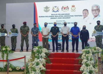 ISMAIL Sabri Yaakob (lima dari kanan) bersama Hishammuddin Tun Hussein (empat dari kanan) serta sebahagian para penerima rumah pada majlis pelancaran RKMAT Kem Segamat di Kem Segamat, semalam. - FOTO/FARIZ RUSADIO