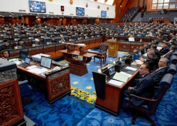 BLOK kerajaan dan juga blok pembangkang haruslah saling bersikap terbuka dalam menerima sebarang pandangan, teguran dan kritikan. – IHSAN PEJABAT PERDANA MENTERI