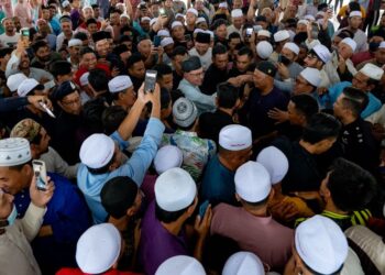 ANWAR Ibrahim bersalaman dengan jemaah di Masjid Jamiul Ehsan, Kampung Kubu Gajah, Sungai Buloh, Selangor untuk menunaikan solat Jumaat. - PEJABAT PERDANA MENTERI