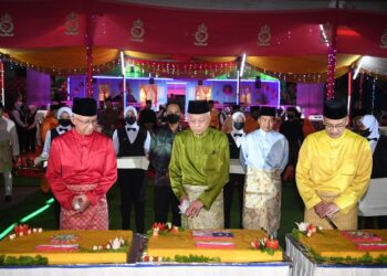 ISMAIL Sabri Yaakob (tengah) hadir Rumah Terbuka di Kem Perdana Sungai Besi, malam tadi. - PMO