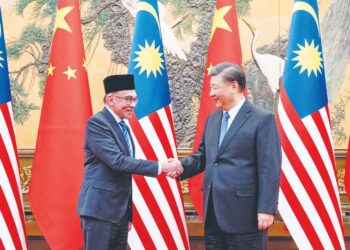 ISU kehadiran tentera China di Laut China Selatan ada dibincangkan oleh Anwar Ibrahim dengan Xi Jinping (kanan) sewaktu lawatan rasmi ke Beijing, baru-baru ini. – PEJABAT PERDANA MENTERI
