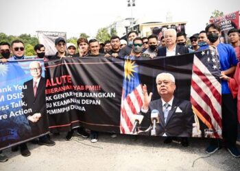 ISMAIL Sabri Yaakob bersama golongan belia yang menyambut kepulangannya ke tanah air selepas selesai lawatan kerja selama empat hari ke Washington D.C., Amerika Syarikat (AS) bagi menghadiri Sidang Kemuncak Khas ASEAN-AS.