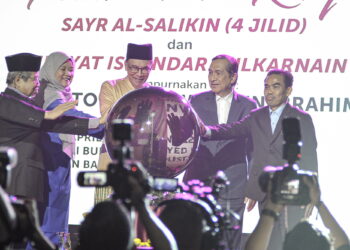Anwar Ibrahim bersama Pengerusi Lembaga Amanah Yayasan Karyawan, Tan Sri Hamad Kama Piah Che Othman (dua,kanan) melancarkan majlis pelancaran karya agung Sayr Al-Salikin dan Hikayat Zulkarnain di Dewan Bahasa dan Pustaka, Kuala Lumpur semalam. -UTUSAN/FAIZ ALIF ZUBIR