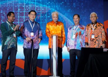 Ismail Sabri Yaakob merasmikan Pameran Halal Antarabangsa Malaysia ke-18 (MIHAS 2022) diiringi oleh Timbalan Menteri Perdagangan Antarabangsa dan Industri, Datuk Lim Ban Hong (dua kiri) di Pusat Dagangan dan Pameran Antarabangsa (MITEC) di Kuala Lumpur hari ini. - UTUSAN/AMIR KHALID
