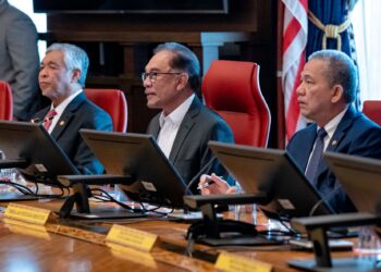 Anwar Ibrahim mempengerusikan mesyuarat Kabinet yang pertama di Pejabat Perdana Menteri, di Putrajaya hari ini - SADIQ ASYRAF/Pejabat Perdana Menteri