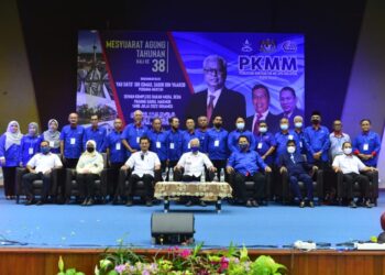 ISMAIL Sabri Yaakob bersama ahli-ahli Persatuan Kontraktor Melayu Malaysia Pahang di Dewan Rakan Muda Bera, Pahang, semalam. - UTUSAN/SHAIKH AHMAD RAZIF