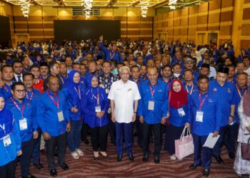 ISMAIL Sabri Yaakob bersama kontraktor-kontraktor bumiputera selepas merasmikan Mesyuarat Agung 
PKMM di WTCKL Kuala Lumpur, semalam. – UTUSAN/MUHAMAD IQBAL ROSLI