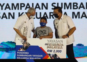 ISMAIL Sabri Yaakob bersama Menteri Besar Perlis, Datuk Seri Azlan Man menyampaikan Sumbangan Yayasan Keluarga Malaysia selepas merasmikan Majlis Perasmian Jelajah Aspirasi Keluarga Malaysia di Kangar, malam tadi. - FOTO/SHAHIR NOORDIN