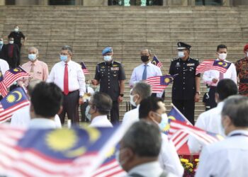 MUHYIDDIN Yassin  mengibarkan jalur gemilang sempena Pelancaran Bulan Kebangsaan dan Kibar Jalur Gemilang 2020 di Dataran Perdana Bangunan Perdana Putra, Putrajaya hari ini.
UTUSAN/FAISOL MUSTAFA