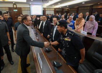 Anwar Ibrahim bersalam dan  beramah mesra dengan ketua-ketua jabatan dan pegawai-pegawai kanan Persekutuan di Universiti Malaysia Terengganu (UMT) di Kuala Nerus semalam. – UTUSAN/PUQTRA HAIRRY