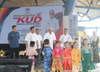 ISMAIL Sabri Yaakob  diiringi murid-murid Tadika Kemas memukul gong sebagai simbolik merasmikan Mini Karnival Usahawan Desa di Dataran Kerayong di Bera, Pahang.