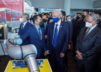 ISMAIL Sabri Yaakob (dua kanan) bersama Menteri di Jabatan Perdana Menteri (Hal Ehwal Ekonomi), Datuk Seri Mustapha Mohamed (kanan) melawat ruang pameran selepas merasmikan Persidangan Inovasi Malaysia 2022 di Pusat Pameran dan Perdagangan Antarabangsa Malaysia (MITEC) hari ini. - UTUSAN/FARIZ RUSADIO
