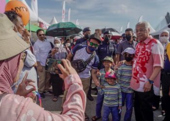 PADA 21 Ogos ini, genap setahun pentadbiran kerajaan Keluarga Malaysia dipimpin Ismail Sabri Yaakob (kanan).  – UTUSAN/AMIR KHALID