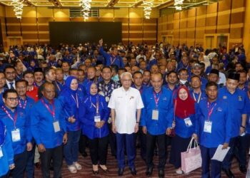 ISMAIL Sabri Yaakob (tengah) bergambar bersama kontraktor bumiputera selepas merasmikan Mesyuarat Agung Tahunan Persatuan Kontraktor Melayu Malaysia (PKMM) Kali Ke-43 di Pusat Dagangan Dunia Kuala Lumpur (WTCKL). - UTUSAN/MUHAMAD IQBAL ROSLI