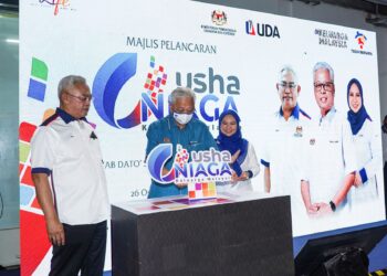 ISMAIL Sabri Yaakob menyempurnakan gimik perasmian Karnival UDA USHAniaga Keluarga Malaysia 
disaksikan Noh Omar (kiri) dan Norliza Abdul Rahim (kanan) di Kuala Lumpur baru-baru ini. – UTUSAN/ 
MUHAMAD IQBAL ROSLI