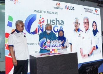 ISMAIL Sabri Yaakob menyempurnakan gimik perasmian Karnival UDA USHAniaga Keluarga Malaysia sambil disaksikan oleh Menteri Pembangunan Usahawan dan Koperasi, Tan Sri Noh Omar dan Pengerusi UDA, Datuk Norliza Abdul Rahim (kanan) sempena majlis pelancaran tersebut yang berlansung di Jalan Tuanku Abdul Rahman di sini, hari ini. -UTUSAN/MUHAMAD IQBAL ROSLI