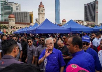 ISMAIL Sabri Yaakob melambai ke arah pengunjung dan peniaga ketika mengadakan lawatan ke gerai-gerai jualan selepas merasmikan Pesta Mega Penjaja, Peniaga dan Usahawan Kecil yang berlangsung di Dataran Merdeka. - UTUSAN/MUHAMAD IQBAL ROSLI