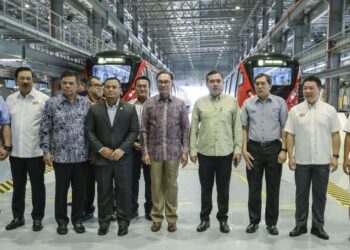 ANWAR Ibrahim bersama Menteri Pengangkutan, Anthony Loke Siew Fook (empat dari kanan) bergambar di Pejabat Penyelenggaraan Stok Kereta Api (RSMO) selepas melancarkan MRT Laluan Putrajaya di Putrajaya hari ini. Turut sama Ketua Pegawai Eksekutif MRT Corp, Datuk Mohd. Zarif Hashim (tiga dari kanan). - FOTO/FARIZ RUSADIO