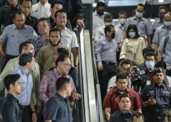 ANWAR Ibrahim melakukan lawatan ke Stesen Putrajaya Sentral selepas merasmikan pelancaran MRT Laluan Putrajaya di Putrajaya, hari ini. - FOTO/FARIZ RUSADIO
