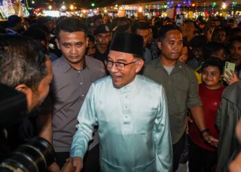 ANWAR Ibrahim beramah mesra bersama orang ramai di Majlis Rumah Terbuka Aidilfitri Madani Selangor 2023 di Taman Sri Gombak di sini, malam tadi.-UTUSAN/ MUHAMAD IQBAL ROSLI