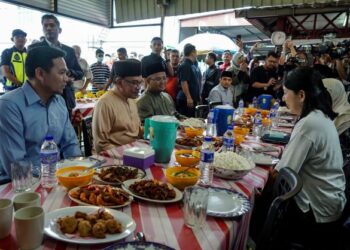 ANWAR Ibrahim (dua dari kiri) bersama Menteri Besar Selangor, Datuk Seri Amiruddin Shari makan tengah hari di Medan Selera Sri Serdang di Serdang, Selangor, hari ini. - UTUSAN/FARIZ RUSADIO