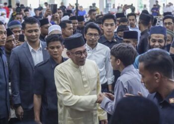 ANWAR Ibrahim beramah mesra bersama para jemaah yang hadir di Masjid Universiti, Universiti Kebangsaan Malaysia (UKM) bagi menunaikan solat Jumaat di Bangi, hari ini. - FOTO/AMIR KHALID