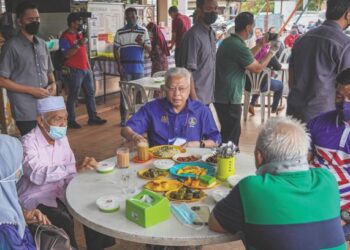 PENDEKATAN menawan hati rakyat secara terbuka dan berterus terang merupakan antara faktor kejayaan Barisan Nasional (BN) dalam Pilihan Raya Negeri (PRN) Melaka, 20 November lalu. – UTUSAN/AMIR KHALID