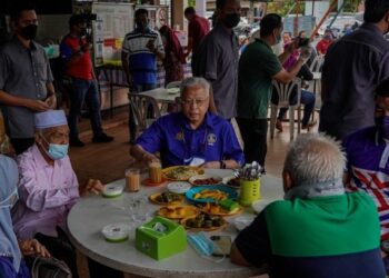 ISMAIL Sabri Yaakob hadir beramah mesra bersama penduduk setempat ketika bersarapan di Medan Selera Kampung Alai sempena Pilihan Raya Negeri Melaka. – UTUSAN/AMIR KHALID