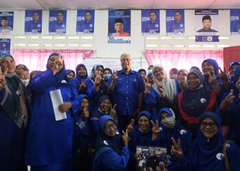 REFORMASI institusi dalam era pentadbiran Ismail Sabri Yaakob (tengah) sebagai Perdana Menteri melebihi reformasi institusi semua kerajaan sebelumnya termasuk kerajaan Pakatan Harapan (PH) yang menonjolkan dirinya sebagai reformis. – IHSAN PMO