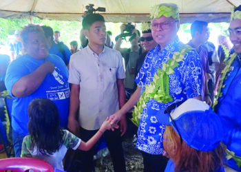 ISMAIL SABRI Yaakob beramah mesra dengan masyarakat Orang Asli pada program ramah mesra bersama penduduk Kampung Bongkok di Bilik Gerakan Kampung Bongkok di Bera, Pahang, semalam.